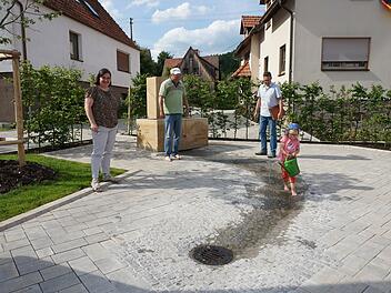 Die dreijährige Laney hat Spaß am neuen Brunnen in Schmalwasser. Mit ihr freuen sich Bürgermeisterin Sonja Reubelt, ihr Opa Hermann Endres und Michael Manger vom Amt für ländliche Entwicklung.