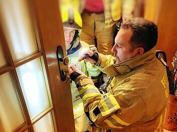 Bubenreuth: Frau gerät in Wohnung in Not - Feuerwehr rückt mit Polizei und Rettungsdienst an