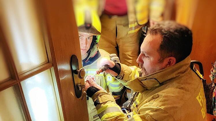 Bubenreuth: Frau gerät in Wohnung in Not - Feuerwehr rückt mit Polizei und Rettungsdienst an
