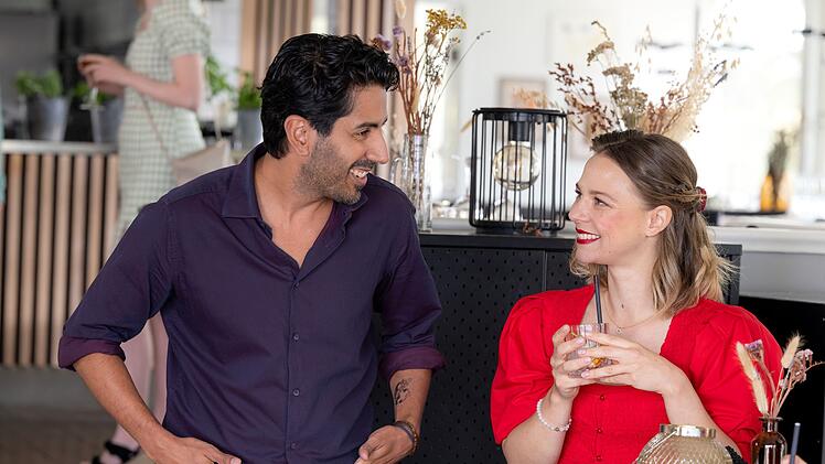 Auf einer Party sprühen zwischen Mats (Thiago Braga de Oliveira) und Anni (Lena Conzendorf) die Funken.