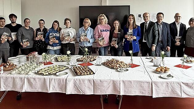 Bei der Vorstellung des regionalen Rezeptbuchs in der Heinrich-Thein-Schule wurde mit einigen Kostproben allen Beteiligten f&uuml;r ihr Engagement gedankt.