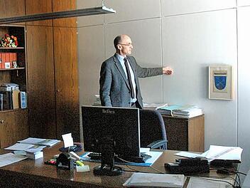 Im ehemaligen Zimmer des Geschäftsführers wurde schon einmal eine Wand mit heller Fläche hergestellt, um den Unterschied zu den dunklen Schränken aufzuzeigen. Ob Bürgermeister Wilhelm Schneider das Rathaus nach der Innensanierung noch genießen kann, wird sich nach der Kommunalwahl zeigen. Er will bekanntlich Landrat werden. Foto: Gerhard Schmidt