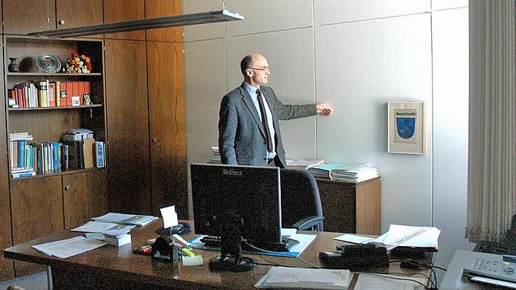 Im ehemaligen Zimmer des Geschäftsführers wurde schon einmal eine Wand mit heller Fläche hergestellt, um den Unterschied zu den dunklen Schränken aufzuzeigen. Ob Bürgermeister Wilhelm Schneider das Rathaus nach der Innensanierung noch genießen kann, wird sich nach der Kommunalwahl zeigen. Er will bekanntlich Landrat werden. Foto: Gerhard Schmidt