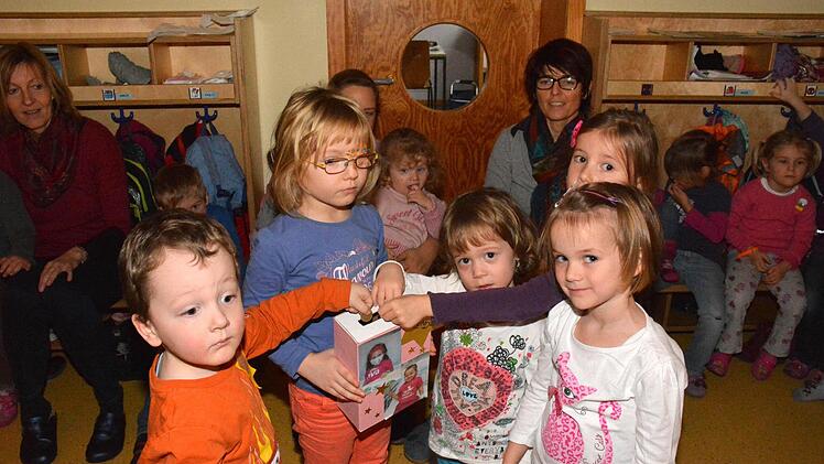 Die Altersgenossen aus dem Kindergarten sind betroffen über die Erkrankung ihrer Spielkameradin und wollen auch helfen.