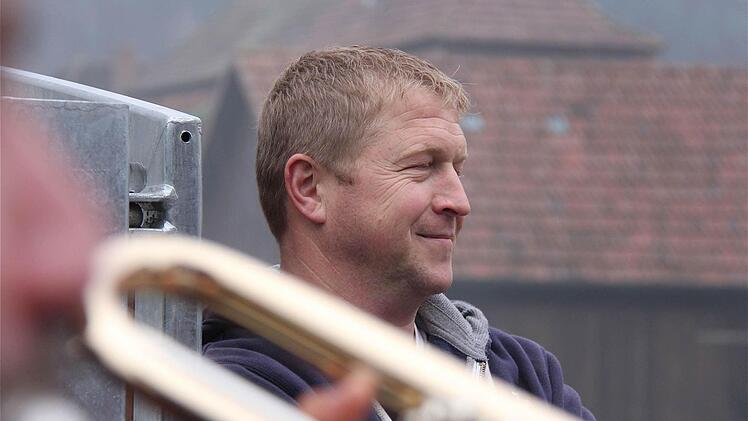 Reiner Niebling freut sich über die Musik vor seinem Anwesen in der Judengasse.