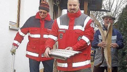 Xaver Herr, Markus Reißenberger (Feuerwehr Hassenberg) und Manfred Lehnert räumen ein paar Trümmer auf die Seite. Die große Aktion startet am Freitag und Samstag.