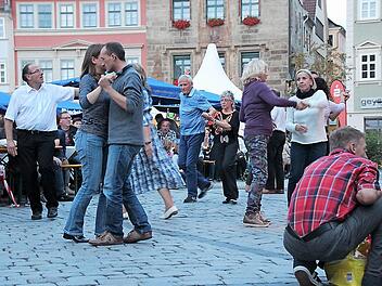 Beim Klößmarkt wurde der Coburger Marktplatz zum Tanzboden... Fotos: Daniela Pondelicek