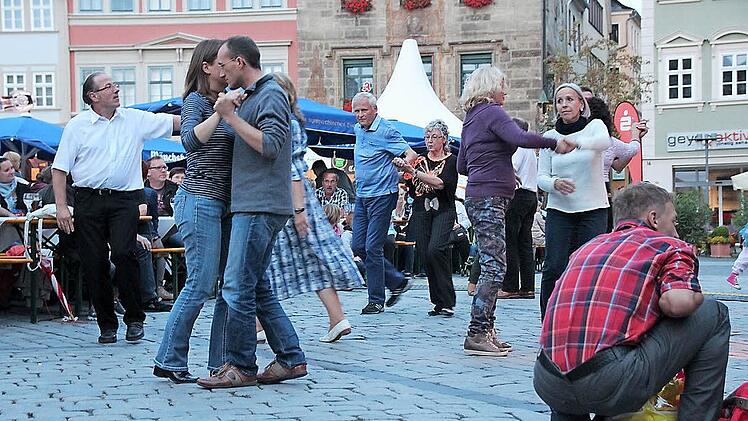 Beim Klößmarkt wurde der Coburger Marktplatz zum Tanzboden... Fotos: Daniela Pondelicek