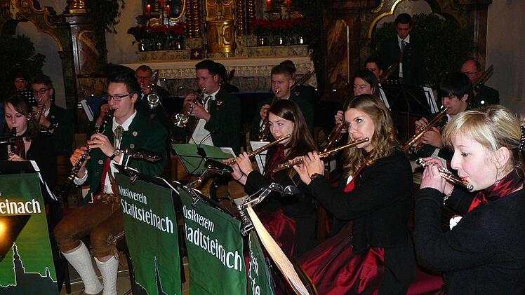 Die "Original fränkischen Trachtenkapelle" mit Dirigent Christoph Hohlweg. Foto: Klaus-Peter Wulf