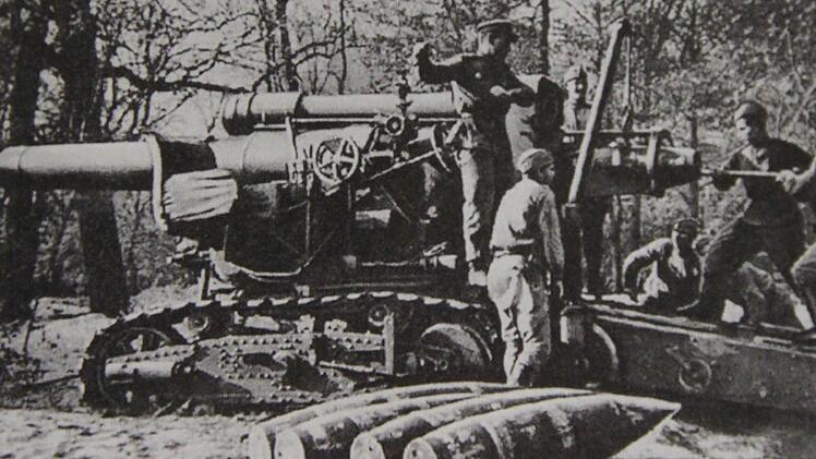 Die Rote Armee bekämpfte die deutschen Soldaten vor den Toren Berlins mit schwerer Artillerie.