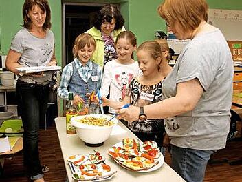 Unter den Augen von Ernährungsfachfrau Cäcilie Werner und Lehrerin Gabriele Schöttner (von links) schmeckten die Kinder einen Nudelsalat ab. Das gehörte zum Ernährungsführerschein.  Foto: Günther Geiling