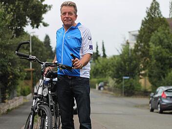 Das Radl ist frisch geputzt, die Tour-Trikots liegen bereit - Andreas Galster ist gut vobereitet für die Radltour. Foto: Lena Alt