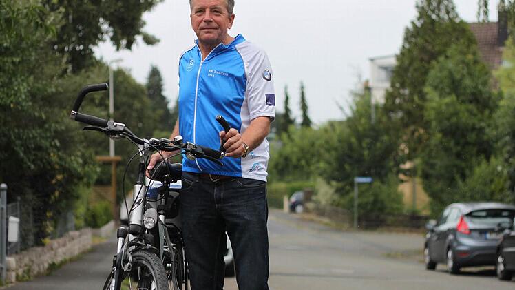 Das Radl ist frisch geputzt, die Tour-Trikots liegen bereit - Andreas Galster ist gut vobereitet für die Radltour. Foto: Lena Alt