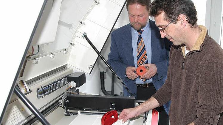 Die Geschäftsführer der Firma Horn GmbH, Horst Weiß und Kai van Avondt (rechts) haben vor zehn Jahren ihren ersten 3D-Drucker in Betrieb genommen. Foto: Gabriele Hänseler