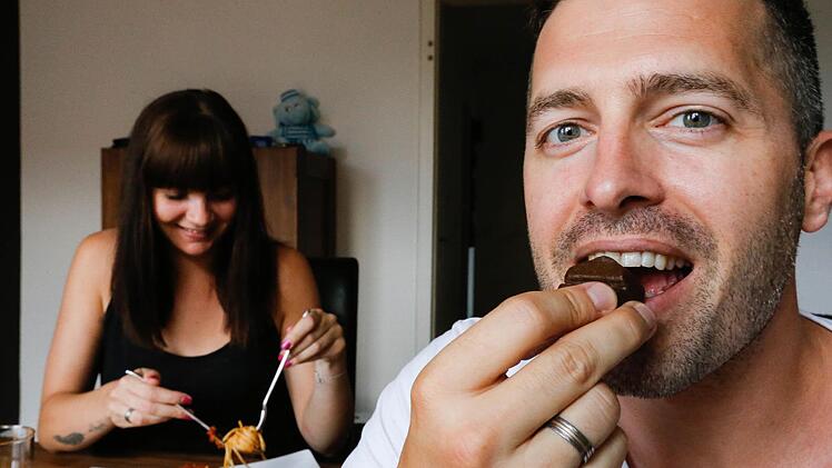 Kulinarischer Kontrast: Redakteur Christian Pack beißt in einen Vegisan-Riegel, Ehefrau Sarah lässt sich die Pasta schmecken.  Fotos: Matthias Hoch