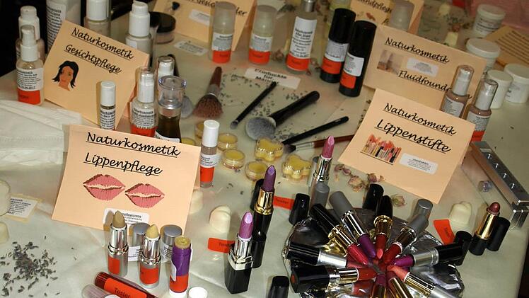 Selbstgemachte Lippenstifte, die sogar essbar sind, gab es bei der Ausstellung Foto: Susanne Deuerling