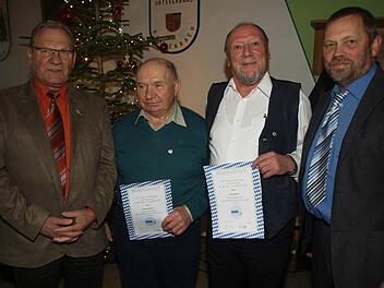 VdK ehrte Mitglieder: Felix Lorger vom Kreisverband Bad Kissingen, Bernhard Erhard (30 Jahre), Georg Sittler (25 Jahre) und 1. Vorsitzender Günther Gößmann-Schmitt.  Foto: Stefan Geiger