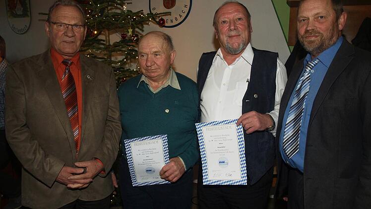 VdK ehrte Mitglieder: Felix Lorger vom Kreisverband Bad Kissingen, Bernhard Erhard (30 Jahre), Georg Sittler (25 Jahre) und 1. Vorsitzender Günther Gößmann-Schmitt.  Foto: Stefan Geiger