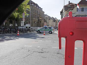 Mobile Straßensperren mit Polizei- und Feuerwehrfahrzeugen waren Teil des umfassenden Sicherheitskonzepts am Sonntag beim achten Bamberger Weltkulturerbelauf.  Foto: C. Pack