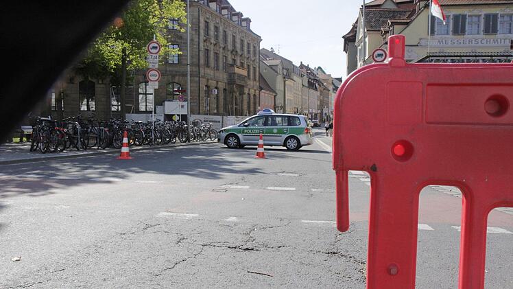 Mobile Straßensperren mit Polizei- und Feuerwehrfahrzeugen waren Teil des umfassenden Sicherheitskonzepts am Sonntag beim achten Bamberger Weltkulturerbelauf.  Foto: C. Pack