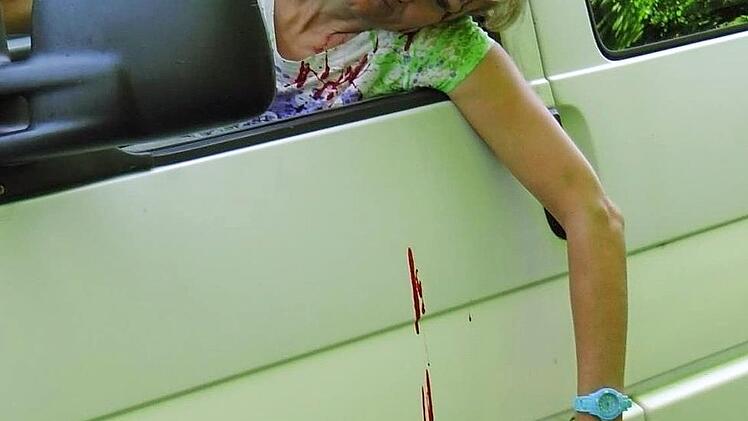 Täuschend echt: Opfer am Steuer.