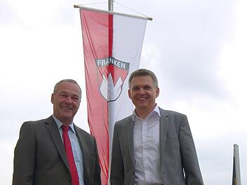 Historische Momentaufnahme: Einen Tag lang hing am Donnerstag die Frankenfahne am Sonneberger Rathaus-Balkon - eine Tatsache, die Frank Rebhan (links) und Heiko Voigt gleichermaßen mit einem Schmunzeln präsentierten. Foto: Berthold Köhler