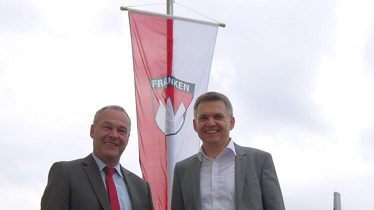 Historische Momentaufnahme: Einen Tag lang hing am Donnerstag die Frankenfahne am Sonneberger Rathaus-Balkon - eine Tatsache, die Frank Rebhan (links) und Heiko Voigt gleichermaßen mit einem Schmunzeln präsentierten. Foto: Berthold Köhler