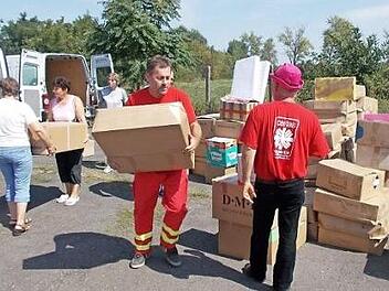 Die dringend benötigten Hilfsgüter wurden gleich vor Ort vom LKW auf kleinere Transporter verteilt. Foto: Klaus Höhn