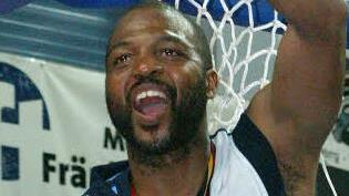 Der krönende Abschluss einer großen Spielerkarriere: Mit 41 Jahren bejubelte Derrick Taylor 2005 die deutsche Meisterschaft mit GHP Bamberg nach dem Finalsieg gegen Frankfurt. sportpress