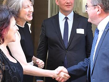 IHK-Hauptgeschäftsführerin Gabriele Hohenner (l.) und IHK-Präsidentin Sonja Weigand begrüßten vor dem Dominikanerbau Bayerns Wirtschaftsminister Franz Josef Pschierer (rechts) und den Festredner, DIHK-Präsident Eric Schweitzer. Foto: Ronald Rinklef