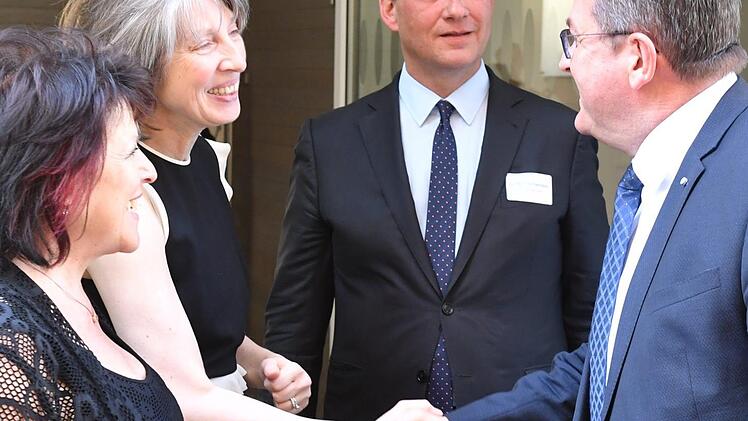IHK-Hauptgeschäftsführerin Gabriele Hohenner (l.) und IHK-Präsidentin Sonja Weigand begrüßten vor dem Dominikanerbau Bayerns Wirtschaftsminister Franz Josef Pschierer (rechts) und den Festredner, DIHK-Präsident Eric Schweitzer. Foto: Ronald Rinklef