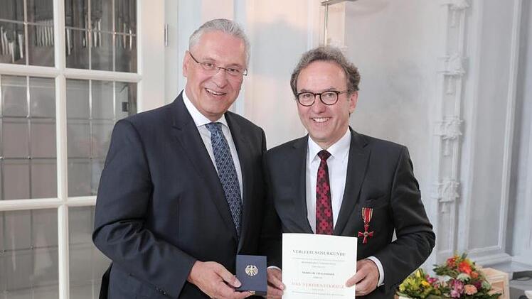 Joachim Hermann (l.) zeichnet Ewald Maier aus.  Foto: Kurt Fuchs