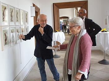 Gerne gibt Norbert Nolte Besuchern einen Zugang zu seinen Werken, während der Ausstellung in Oberschwappach ist er mehrere Male selbst anwesend.Sabine Weinbeer
