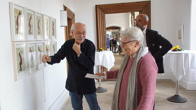 Gerne gibt Norbert Nolte Besuchern einen Zugang zu seinen Werken, während der Ausstellung in Oberschwappach ist er mehrere Male selbst anwesend.Sabine Weinbeer