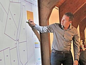 Den neuen und vermutlich endgültigen Plan für das Baugebiet "Ebene" in Altenstein erläuterte Geschäftsführer René Schäd.  Foto: Helmut Will