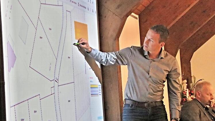Den neuen und vermutlich endgültigen Plan für das Baugebiet "Ebene" in Altenstein erläuterte Geschäftsführer René Schäd.  Foto: Helmut Will