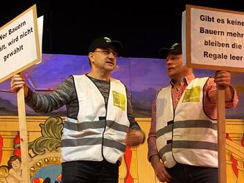 Edgar Böhmer (rechts) und Jörg Deinlein spielten im Sketch zwei Bauern auf einer Demo. Foto: Joseph Beck