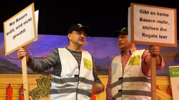Edgar Böhmer (rechts) und Jörg Deinlein spielten im Sketch zwei Bauern auf einer Demo. Foto: Joseph Beck