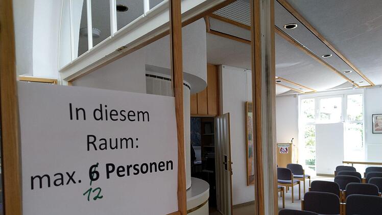 Auch in einzelnen Räumen gibt es klar Obergrenzen für die Zahl der Besucher.Foto: Jochen Berger