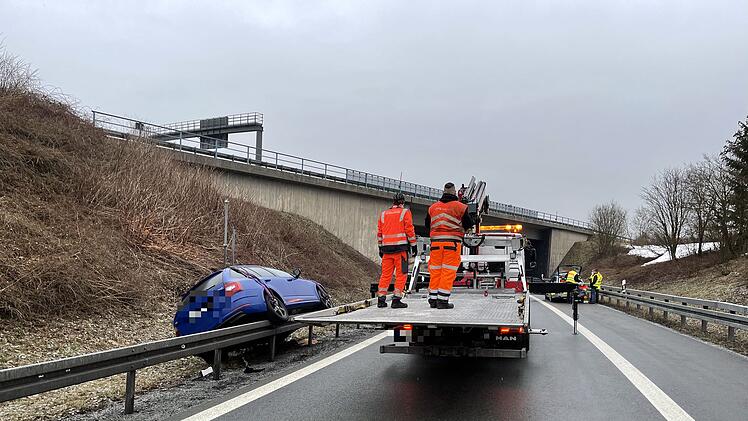 Auf Leitplanke gefahren