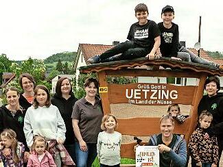 Der Obst- und Gartenbauverein Uetzing (Vorsitzender Frank Kerner, rechts) lädt zusammen mit dem Kreisverband für Gartenbau und Landespflege (Michael Stromer, kniend) zum Familientag ein.