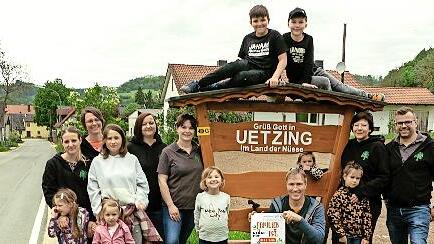 Der Obst- und Gartenbauverein Uetzing (Vorsitzender Frank Kerner, rechts) lädt zusammen mit dem Kreisverband für Gartenbau und Landespflege (Michael Stromer, kniend) zum Familientag ein.