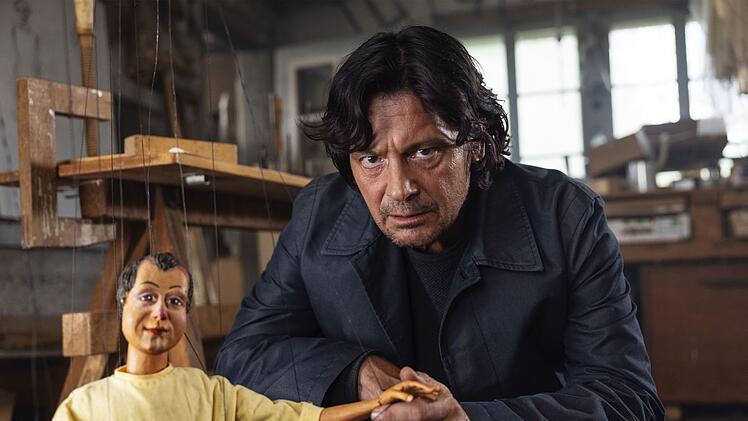 Warum hinterl&auml;sst der gesuchte Serient&auml;ter an den Orten seiner Entf&uuml;hrungen Marionetten, die aussehen wie das jeweilige Opfer? Kriminalpsychologe Meiberger (Fritz Karl) versucht sich in den Kopf des Kidnappers zu versetzen.