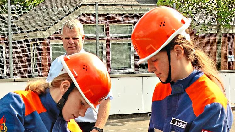 Zwei k&uuml;nftige Feuerwehrfrauen aus Steinrod.
