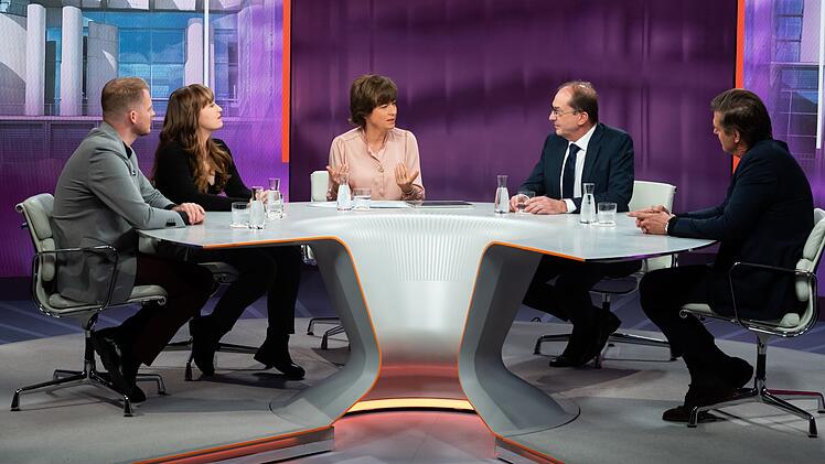 Im ZDF-Talk von Moderatorin "Maybrit Illner" (Mitte) kam es in der Runde vom 24. September zu einem Eklat.