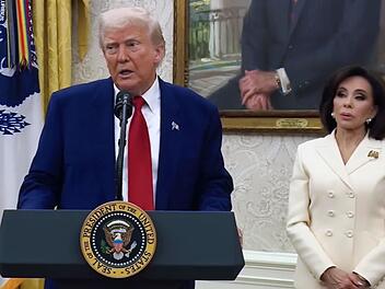 Eine Rede des amerikanischen Pr&auml;sidenten Donald Trumps im Wei&szlig;en Haus: Um seine politischen Feinde in Schach zu halten, setzt seine Regierung auch Universit&auml;ten finanziell unter Druck.