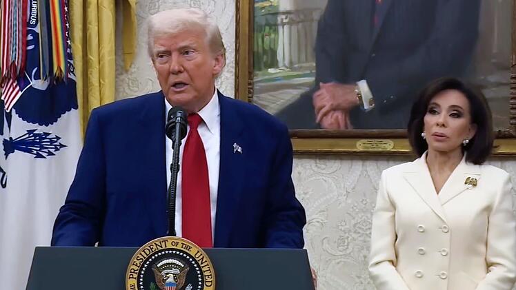 Eine Rede des amerikanischen Pr&auml;sidenten Donald Trumps im Wei&szlig;en Haus: Um seine politischen Feinde in Schach zu halten, setzt seine Regierung auch Universit&auml;ten finanziell unter Druck.