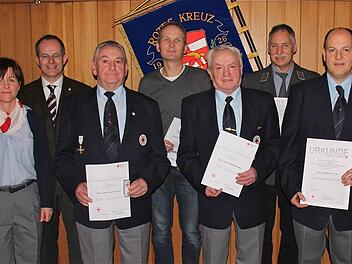 Auszeichnungen von BRK und DRK: Bereitschaftsleiterin Sabina Jaborek-Hugo, Josef Hufnagel, Josef Weissenberger und Stephan Hugo (vorn v. l.). Hierzu gratulierten auch Dr. Alexander Siebel, Dr. Markus Full und Reinhard Kippes (hinten v. l.). Foto: Gerd Schaar