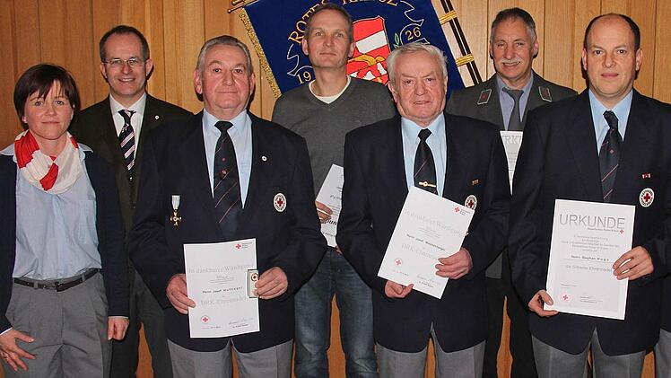 Auszeichnungen von BRK und DRK: Bereitschaftsleiterin Sabina Jaborek-Hugo, Josef Hufnagel, Josef Weissenberger und Stephan Hugo (vorn v. l.). Hierzu gratulierten auch Dr. Alexander Siebel, Dr. Markus Full und Reinhard Kippes (hinten v. l.). Foto: Gerd Schaar