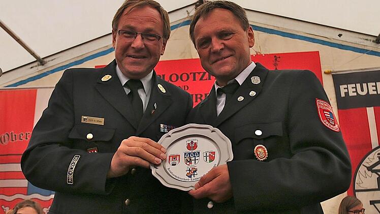 Kreisbrandrat Benno Metz überreichte dem Vorsitzenden Armin Wahler einen Ehrenteller des Kreisfeuerwehrverbandes.